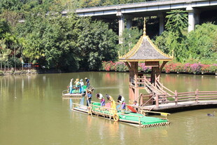 湖畔小船与木质观景亭