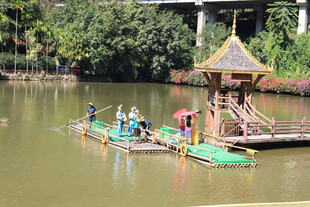 水上竹筏游 湖畔好风光