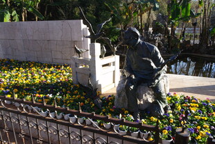 花园中的人物雕塑景观