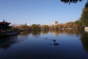 湖畔古亭与静谧湖水景色