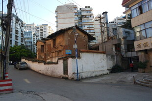 老旧房屋立于城市街道旁