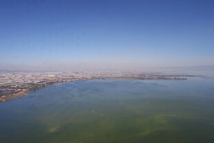 俯瞰壮阔水域与岸边景致