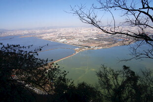 俯瞰美丽湖景与城市风光