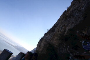 悬崖边的壮阔风景