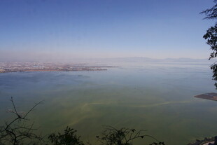 俯瞰辽阔平静的湖水景观