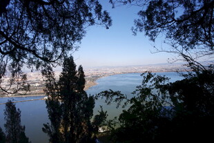 山林间俯瞰宁静湖泊美景