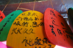 彩色祈福许愿牌悬挂展示