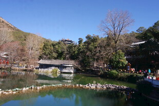 湖畔美景 山水相映成趣