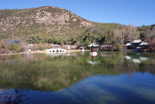 山间静谧湖水风景如画
