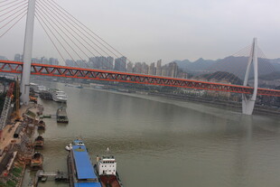 江上红色大桥风景如画