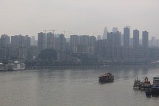 江边城市景观与江上船只