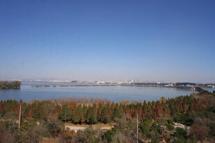 湖畔秋景 城市与自然相融