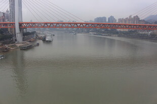 江上红桥与宽阔江面