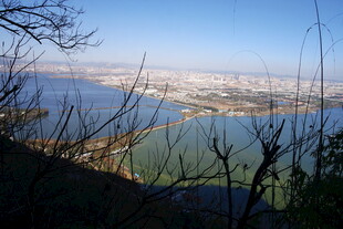 俯瞰壮阔水域与桥梁景观