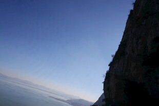 悬崖边的壮阔天空景观