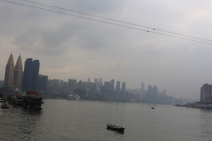 雾中江畔城市景观