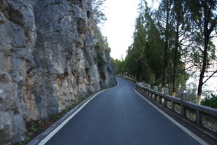 山间蜿蜒公路风景