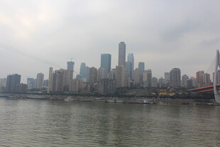 江边城市天际线景观