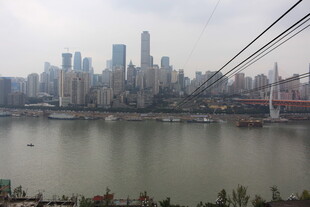 城市河畔桥梁与高楼景观