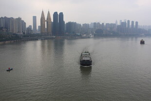 江边城市风光 船只悠然