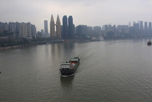 江边城市景观与江上船只