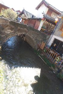 古桥流水旁的特色民居