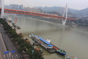 江上桥梁与船只景观