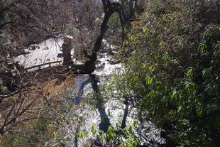 户外探险者攀爬绳索场景