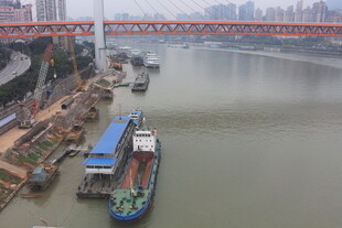 江边桥梁与停泊船只景观