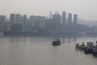 江边城市景观 船只停泊