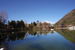 宁静湖畔的山水风光