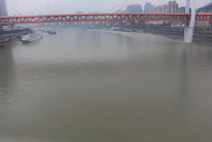 江上红桥与城市景观