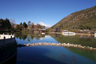 宁静湖畔的山水风光