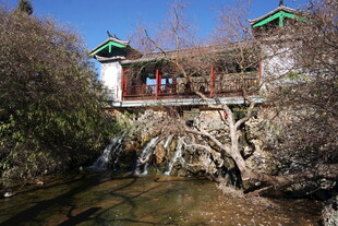 山间古桥与中式楼阁景致