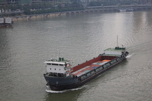 江面上的大型货运船只