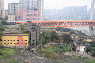 重庆城市中的跨江大桥