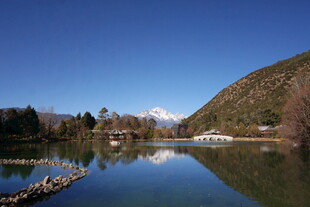 宁静山水间的美丽湖景
