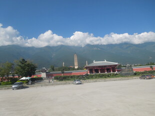 草原上的建筑与远山风景