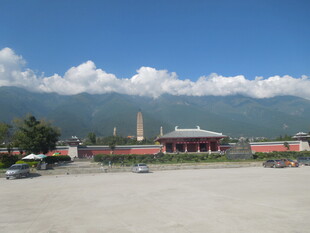 草原边的建筑与远山景观