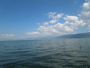 蓝天碧水间的辽阔湖面