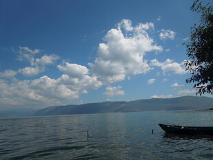 湖畔小船 蓝天白云好风光