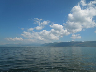 蔚蓝大海与天边白云美景