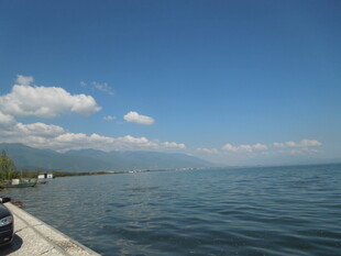 湖畔蓝天碧水美景