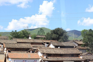 古朴村落 远山蓝天白云