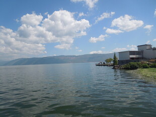 湖畔风光 蓝天白云映碧水