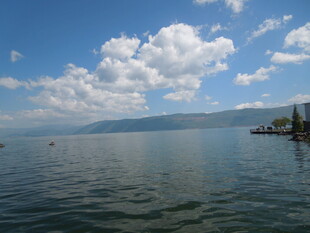 湖畔蓝天碧水美景