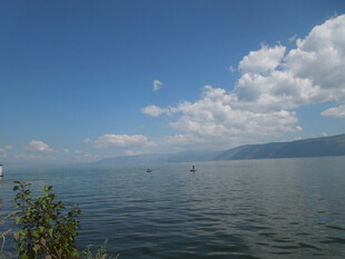 蓝天碧水间的宁静湖面