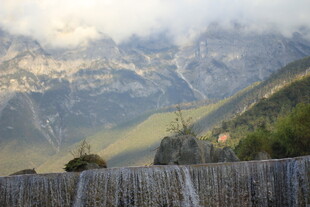 山间瀑布与朦胧远山景色