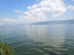 湖畔蓝天碧水美景
