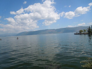 宁静湖面与蓝天白云美景